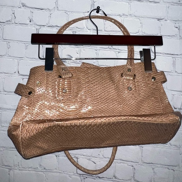 Liz Claiborne Handbags - Liz Claiborne Tan Gator Skin Leather Purse